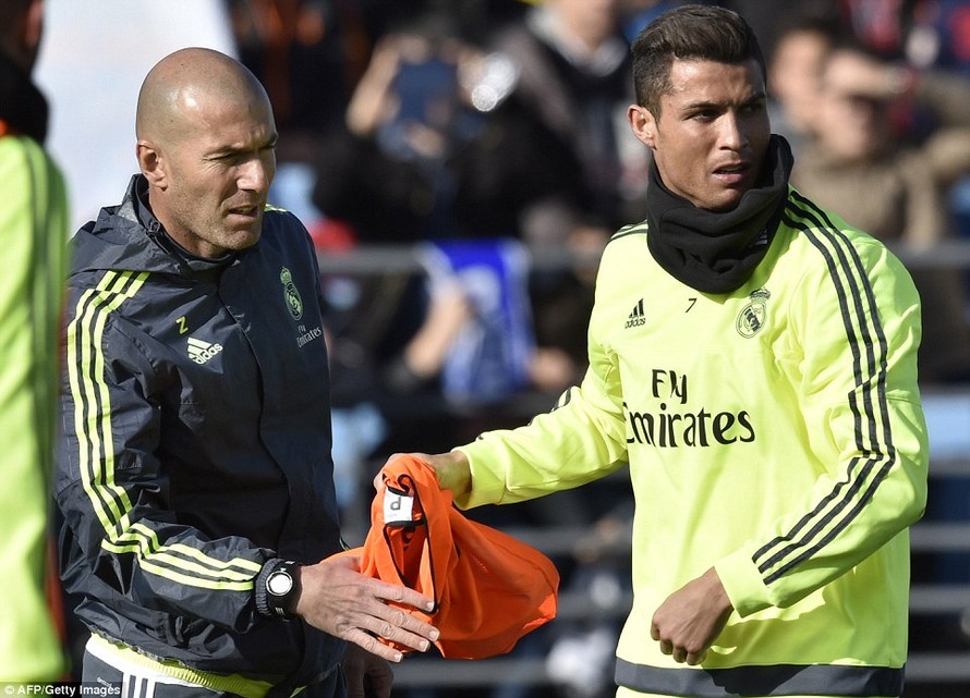 Zidane tỏ ra rất thân thiết với Ronaldo.