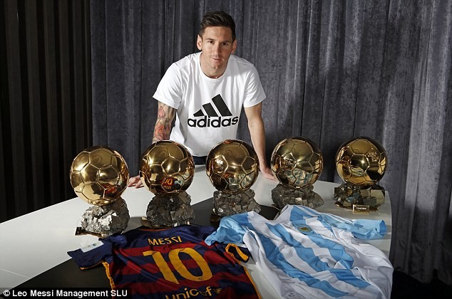 Messi khoe 5 Quả bóng vàng. 