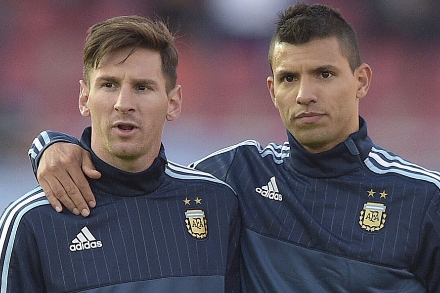 Aguero muốn Messi về Man City và sát cánh với mình.