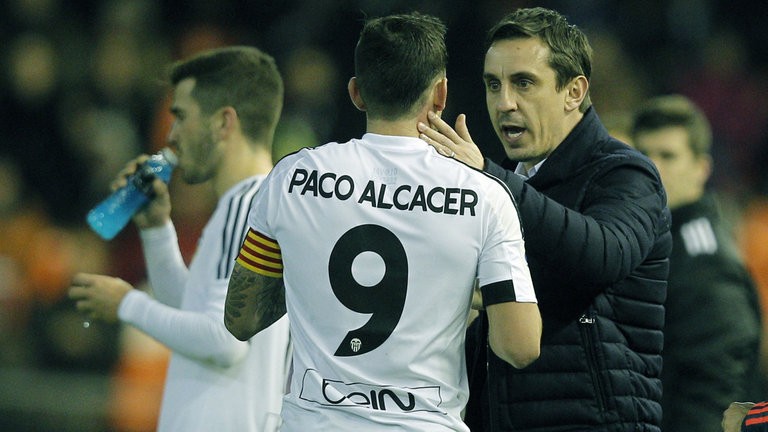 Neville bất ngờ trao băng thủ quân cho Paco Alcacer.