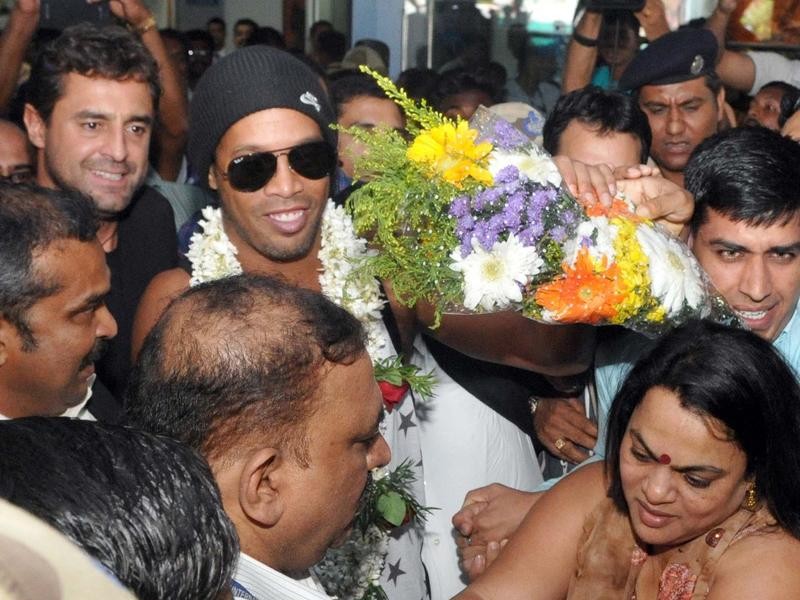 Ronaldinho tới Ấn Độ tham dự lễ khai mạc giải bóng đá Sait Nagjee.