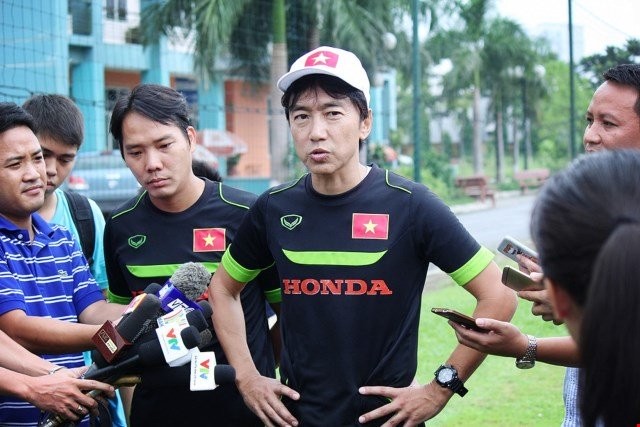 Về Than Quảng Ninh, HLV Miura nhận lương 14.000 USD/tháng.
