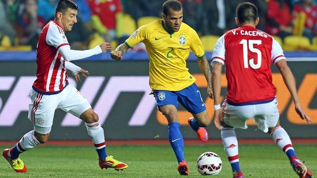 Alves ghi bàn thắng gỡ hòa 2-2 cho Brazil.