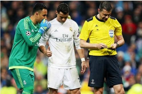 Navas rỉ tai Ronaldo cách đá phạt trước Wolfsburg.