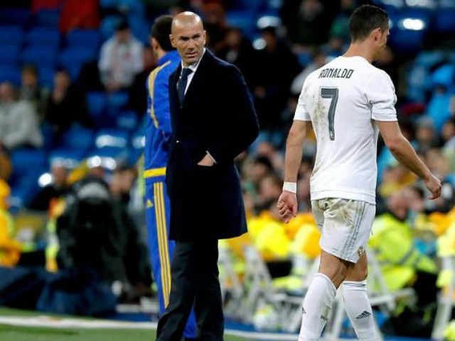 HLV Zidane lo lắng khi Ronaldo dính chấn thương.