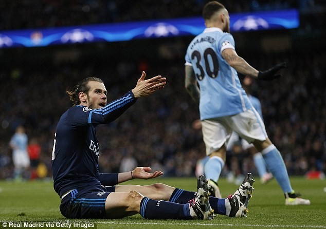 Bale cho rằng mình đã bị Otamendi phạm lỗi trong vòng cấm.