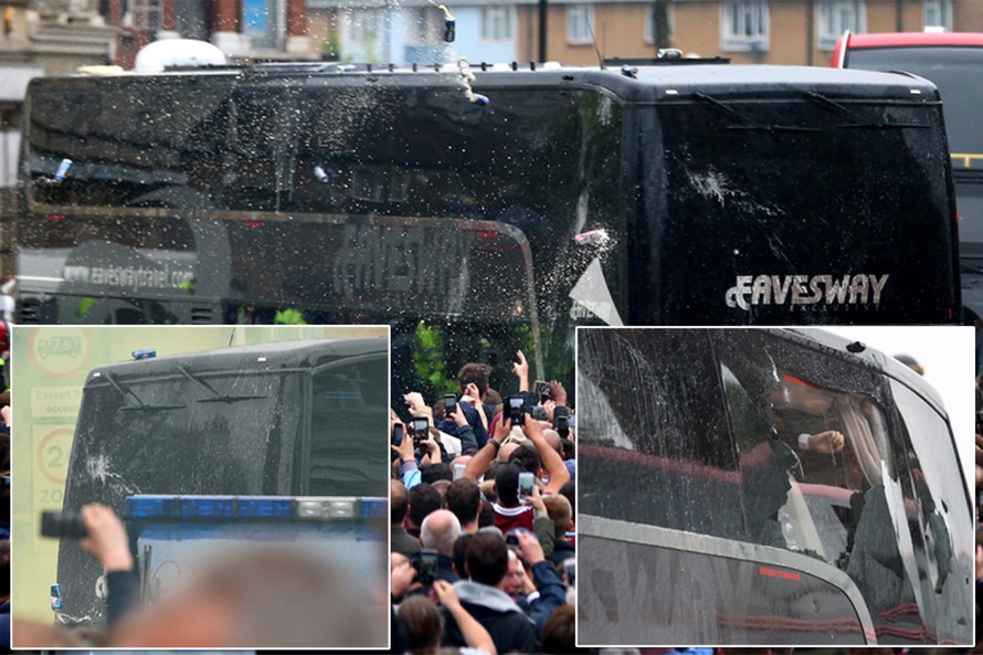 Xe bus M.U bị các CĐV West Ham tấn công.