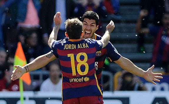 Các cầu thủ Barca ăn mừng bàn thắng ở trận gặp Granada.