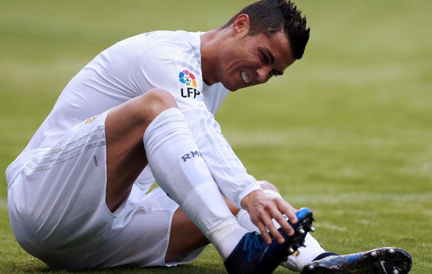 Ronaldo dính chấn thương ở bàn chân.