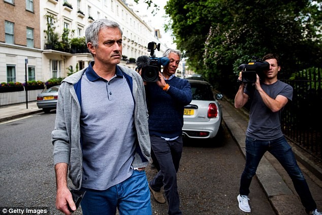 Mourinho ký hợp đồng 5 năm và nhận lương 15 triệu bảng/năm ở M.U.