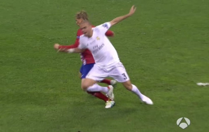Tình huống Pepe phạm lỗi với Torres trong vòng cấm.