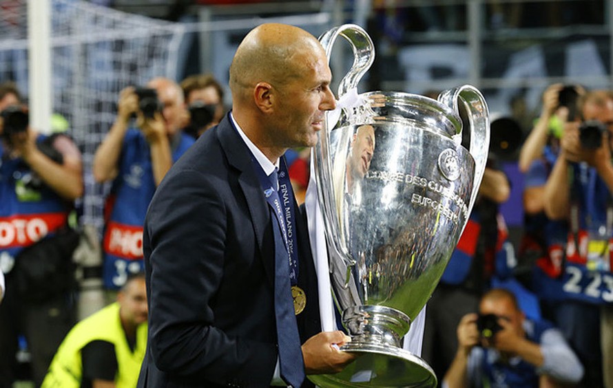 HLV Zidane vui mừng khi cùng Real Madrid vô địch Champions League.
