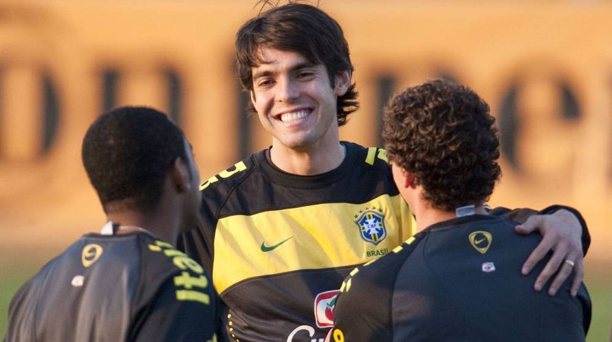 Chấn thương ở cơ đùi buộc tiền vệ Kaka phải rút khỏi ĐT Brazil dự Copa America 2016.