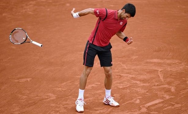 Tình huống Djokovic ném mạnh cây vợt xuống sân.