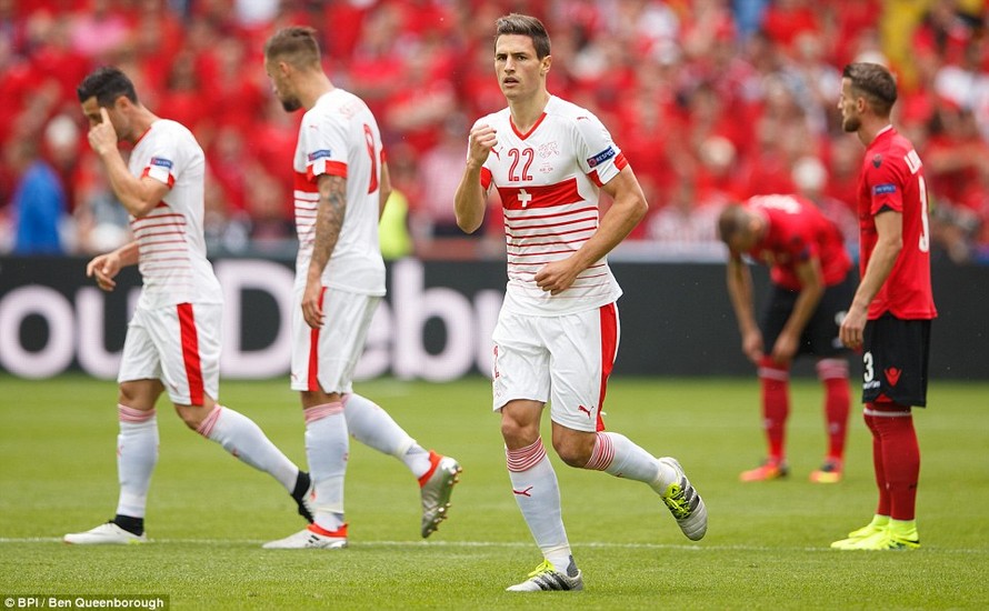 Fabian Schaer ăn mừng bàn thắng duy nhất cho Thụy Sĩ.