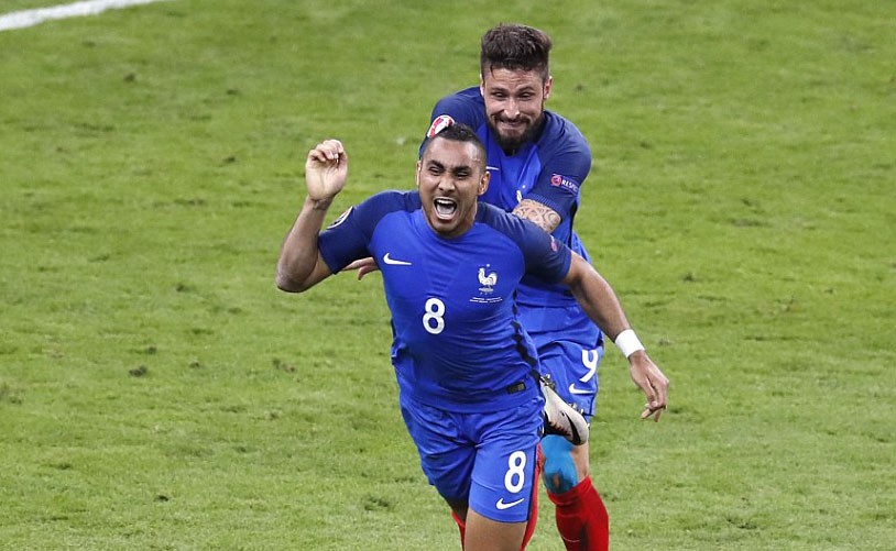 Payet ăn mừng bàn ấn định chiến thắng 2-1 cho tuyển Pháp.
