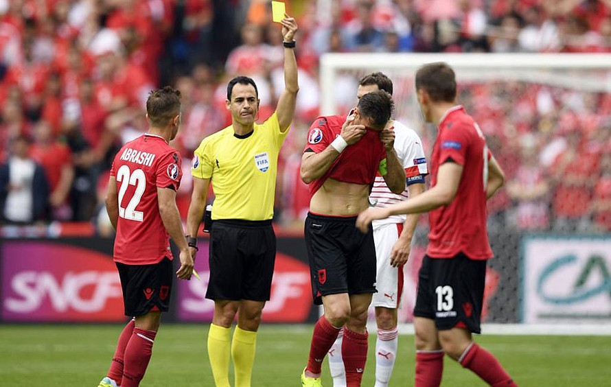 Trọng tài Carballo đã rút ra 3 thẻ đỏ trong những trận mở màn EURO.