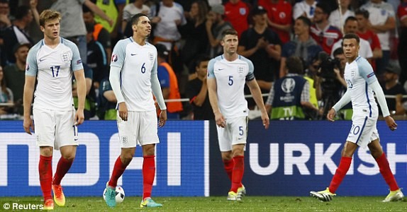 Sự tiếc nuối hằn lên trên gương mặt các cầu thủ Anh sau khi trọng tài kết thúc trận đấu.