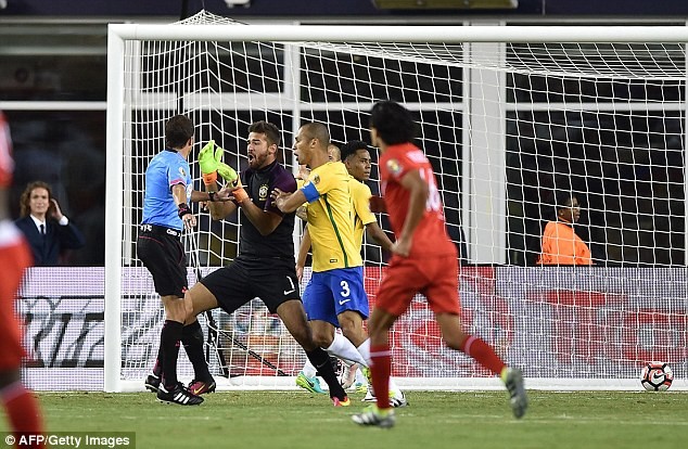 Các cầu thủ Brazil phản đối bàn thắng của Peru.