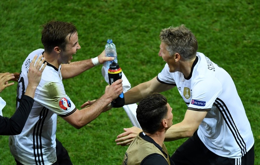 Niềm vui của Bastian sau khi ghi bàn ấn định chiến thắng cho tuyển Đức.
