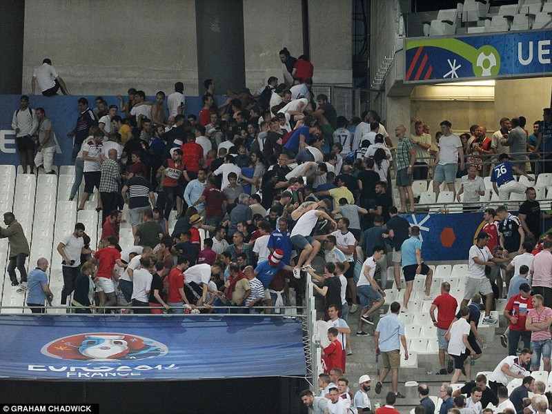 Cảnh bạo loạn trên sân Stade Velodrome