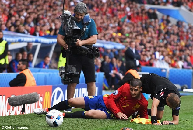 Morat khiến trọng tài ngã sấp mặt vì quá ham bóng. (Nguồn: Getty Images)