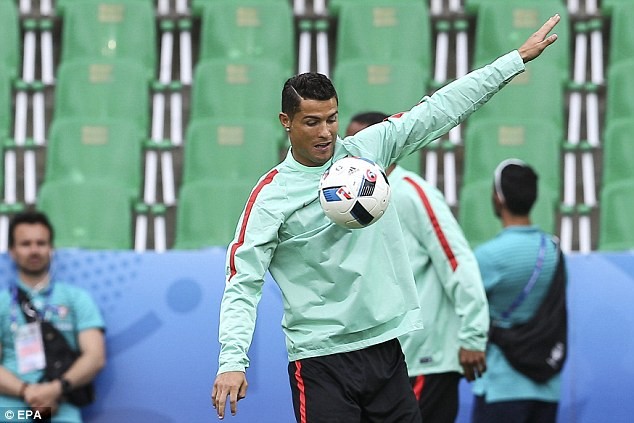 Ronaldo đang đưng trước cơ hội lập kỷ lục tại EURO 2016. Ảnh: EPA.