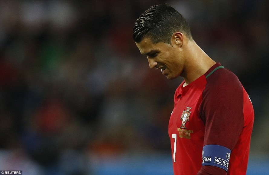 Ronaldo 'phát điên', không tiếc lời mỉa mai Iceland