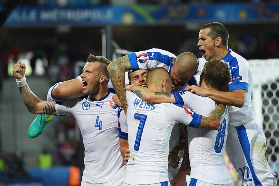 Các cầu thủ Slovakia ăn mừng bàn thắng.