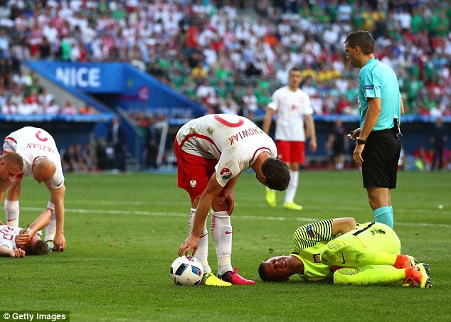 Szczesny dính chấn thương trong trận đấu với Bắc Ireland.