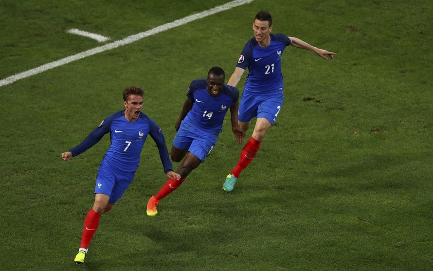 Các cầu thủ Pháp ăm mừng bàn thắng mà họ đã phải chờ đợi quá lâu.