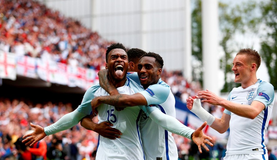 Các cầu thủ tuyển Anh ăn mừng bàn thắng nâng tỷ số lên 2-1.