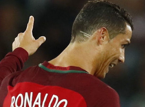 Ronaldo để kiểu tóc mới có 2 vạch sau đầu để ủng hộ cậu bé bị ung thư. (Nguồn: AP)