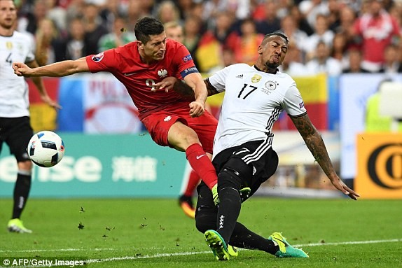 Đức và Ba Lan hòa 0-0 trong trận cầu tẻ nhạt.