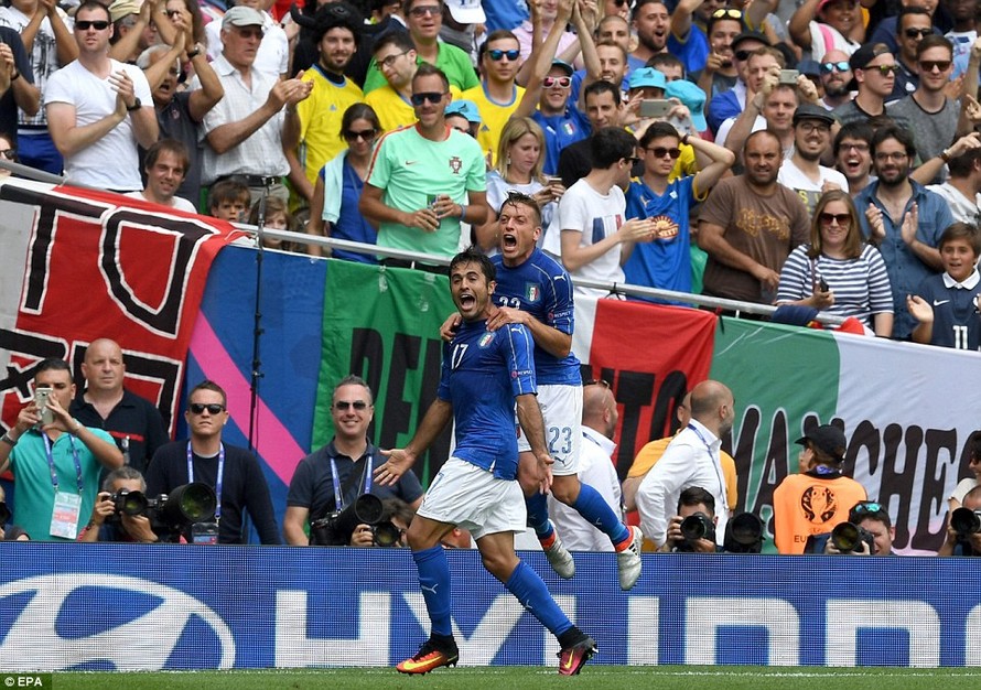Eder Martins ăn mừng bàn thắng duy nhất cho Italia.