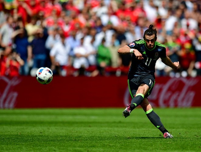 Gareth Bale ghi bàn vào lưới tuyển Anh từ chấm đá phạt. (Nguồn: Getty Images)