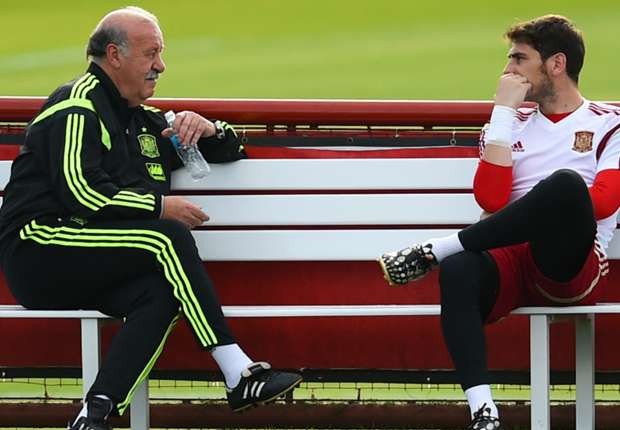 Del Bosque khó xử với Casillas.