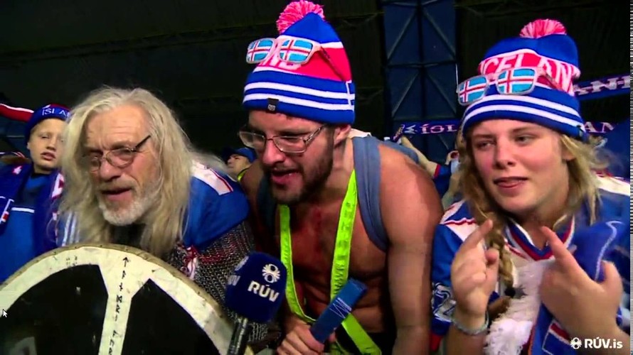Các CĐV Iceland cho thấy tình yêu bóng đá mãnh liệt của mình.
