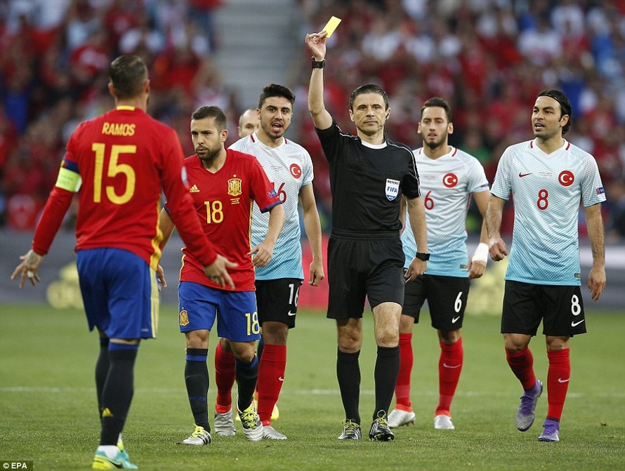 Ramos nhận thẻ vàng ngay giây thứ 58 của trận đấu.