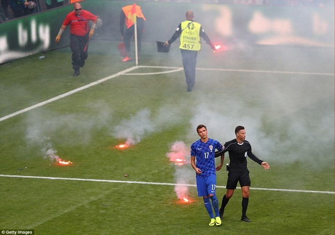 CĐV Croatia ném pháo sáng xuống sân khi trận đấu đang diễn ra.