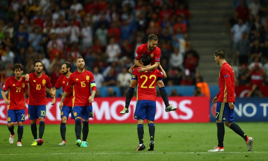 Cầu thủ Tây Ban Nha ăn mừng bàn thắng.
