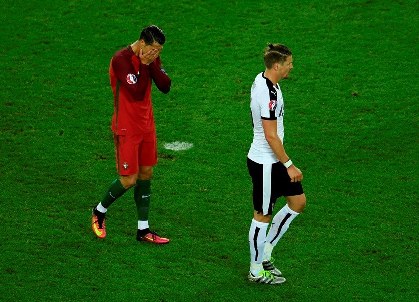 Ronaldo ôm mặt thất vọng sau khi đá hỏng penalty. (Nguồn: Getty)