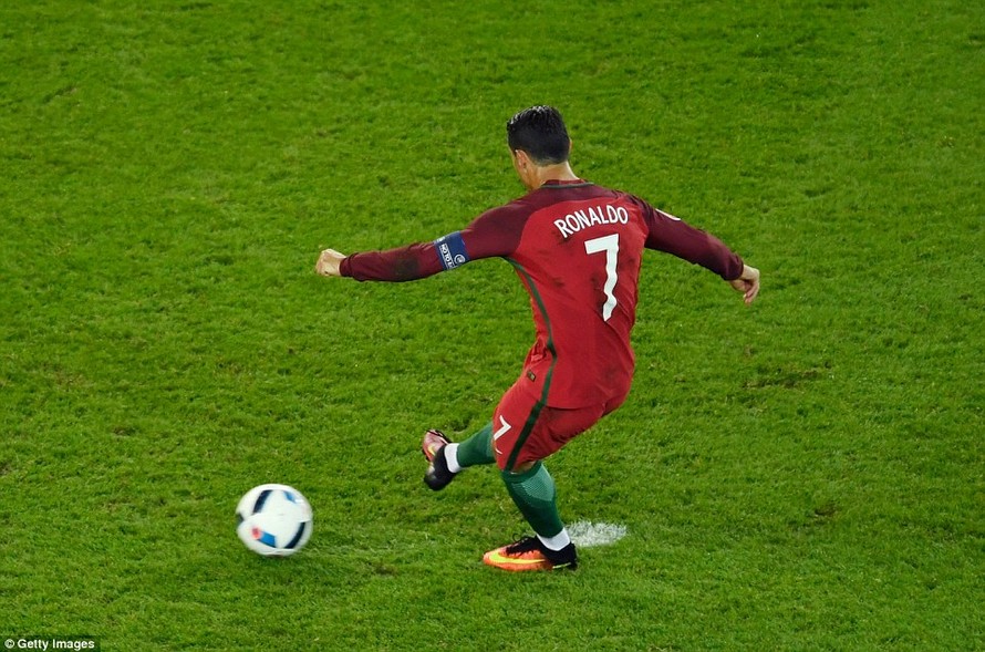 [VIDEO] Ronaldo vứt đi cơ hội thắng của Bồ Đào Nha
