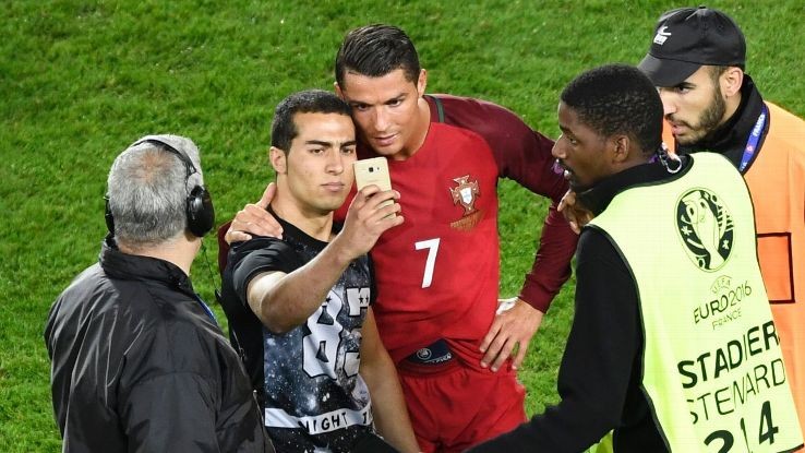 Ronaldo chụp ảnh với người hâm mộ bất chấp anh vừa có một trận đấu đáng quên.