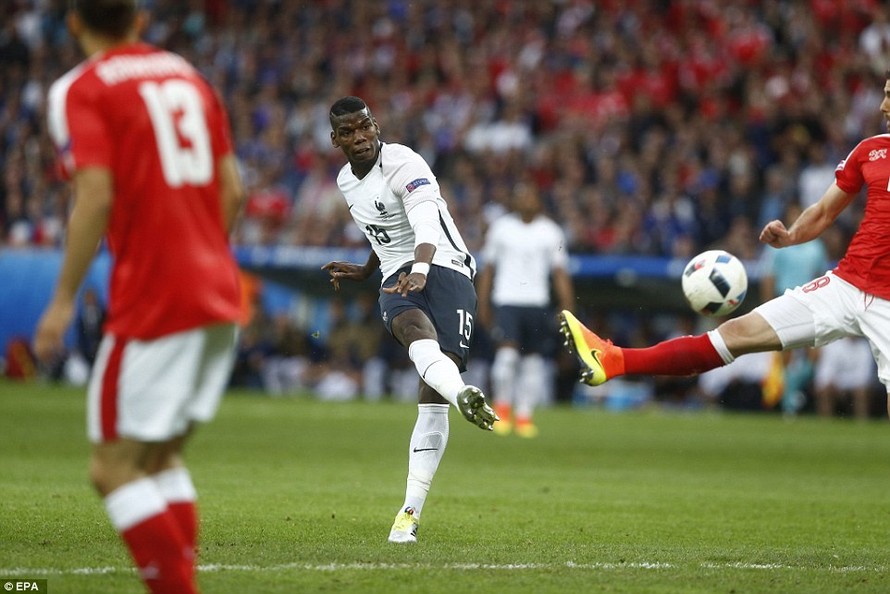 Paul Pogba thi đấu rất năng nổ trước Thụy Sĩ trong hiệp 1.