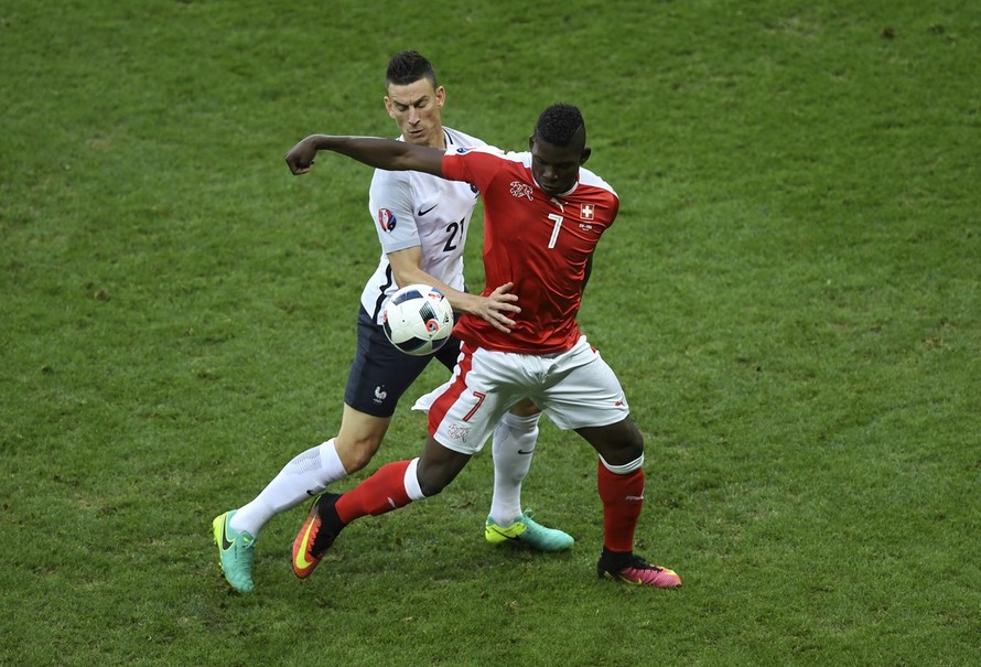 Pháp (áo trắng) giành ngôi đầu bảng A sau khi hòa 0-0 với Thụy Sĩ.
