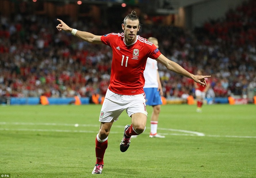 Gareth Bale ăn mừng bàn thắng ấn định tỷ số cho xứ Wales.