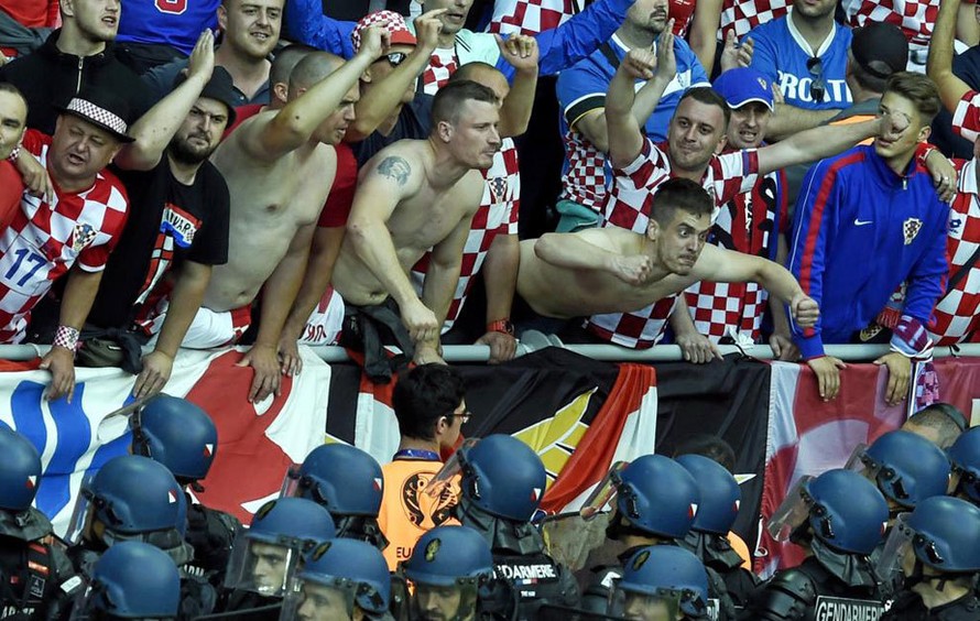 LĐBĐ Croatia (NHS) bị phạt 100.000 euro vì để CĐV nước mình gây rối tại EURO 2016.