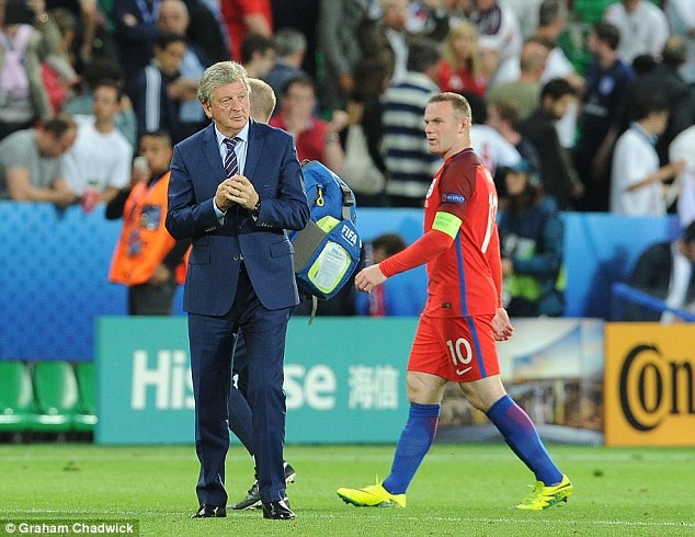 Rooney tỏ thái độ với HLV Hodgson.