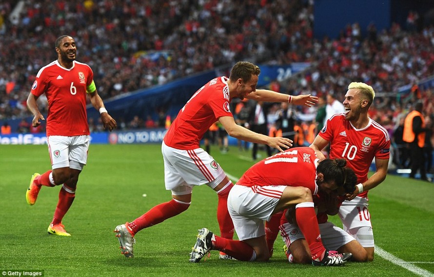 Niềm vui của các cầu thủ xứ Wales khi giành vé vào vòng 1/8 EURO 2016.